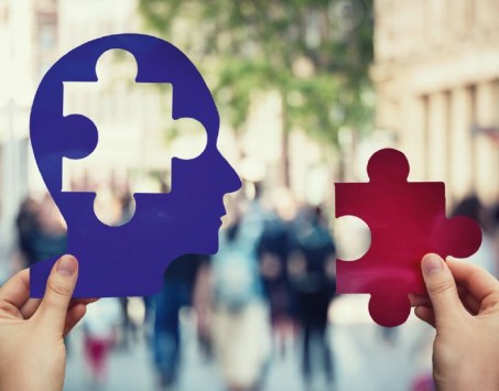 Schablonen eines kopfes und eines Puzzlestücks