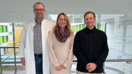 Das Team der Kognitiven Remediationstherapie bei Psychosen steht in einem Glasgang