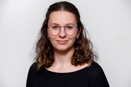 Porträt von Frau Toepel mit Brille und schwarzem Pullover