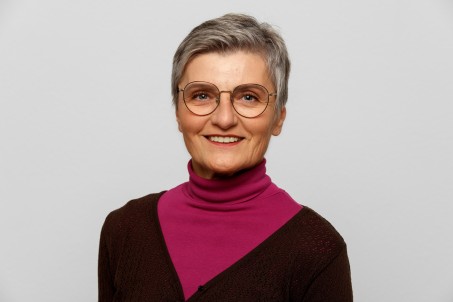 Porträt von Sabina Petersen. Sie trägt eine schwarze Jacke und lächelt in die Kamera