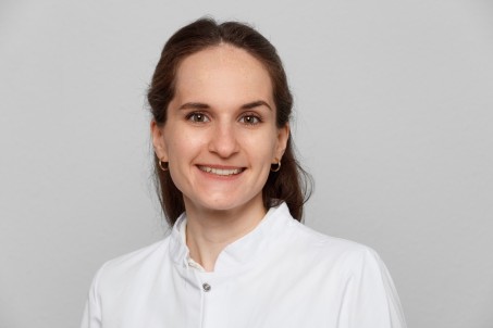 Porträt von Dr. Kümpers. Sie trägt einen weißen Kittel und lächelt in die Kamera.