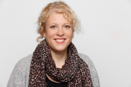 Dr. Sandra Verhülsdonk lächelt in die Kamera