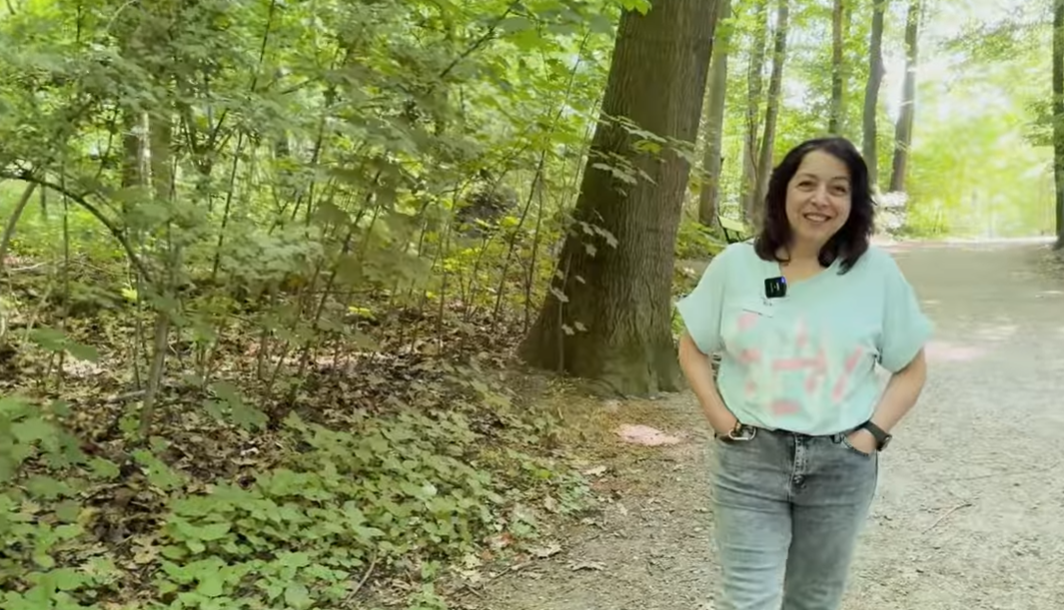 Genesungsbegleiterin im Wald