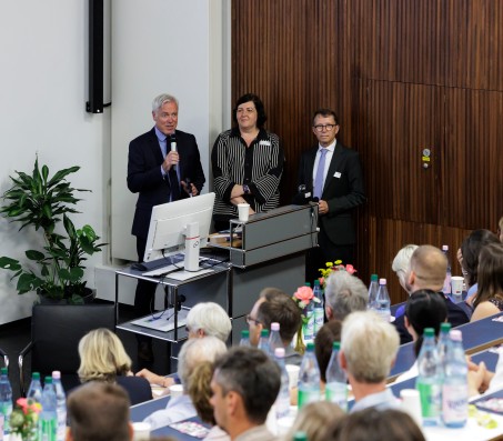 Der Vorstand des LVR-Klinikums Düsseldorf im Hörsaal bei Jubiläumsfeier 