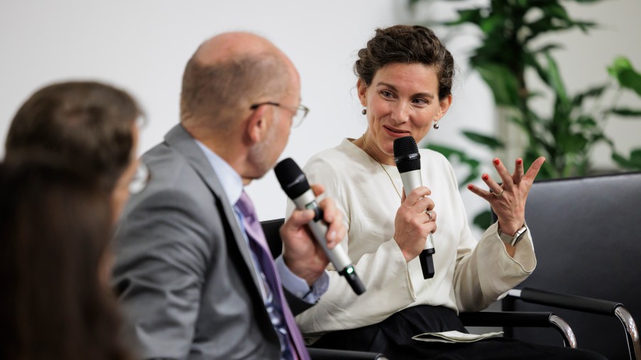 Podiumsdiskussion Jubiläumsfeier im Fokus Uni-Prof. Ulrike Dinger-Ehrenthal 