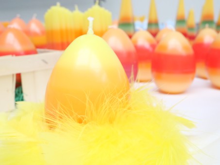 Bunte Kerzen in Form von Eiern