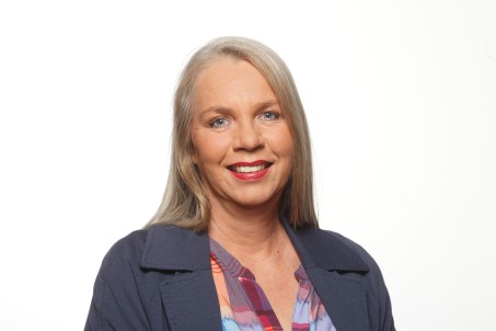 Porträt von Dr. Schultze-Lutter. Sie trägt eine blaue Jacke sowie ein buntes Hemd und lächelt in die Kamera