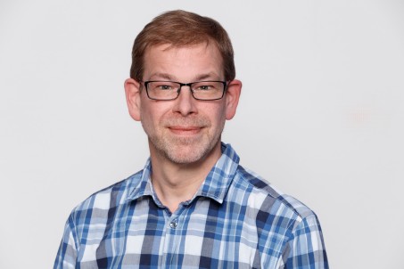 Porträt von Herrn Busch in kariertem Hemd