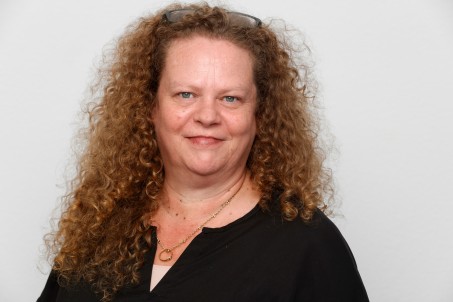 Portrait von Jeanette Töppich. Sie lächelt in die Kamera