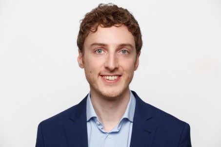 Porträt von Dr. Campana. Er trägt ein schwarzes Jackett und lächelt in die Kamera