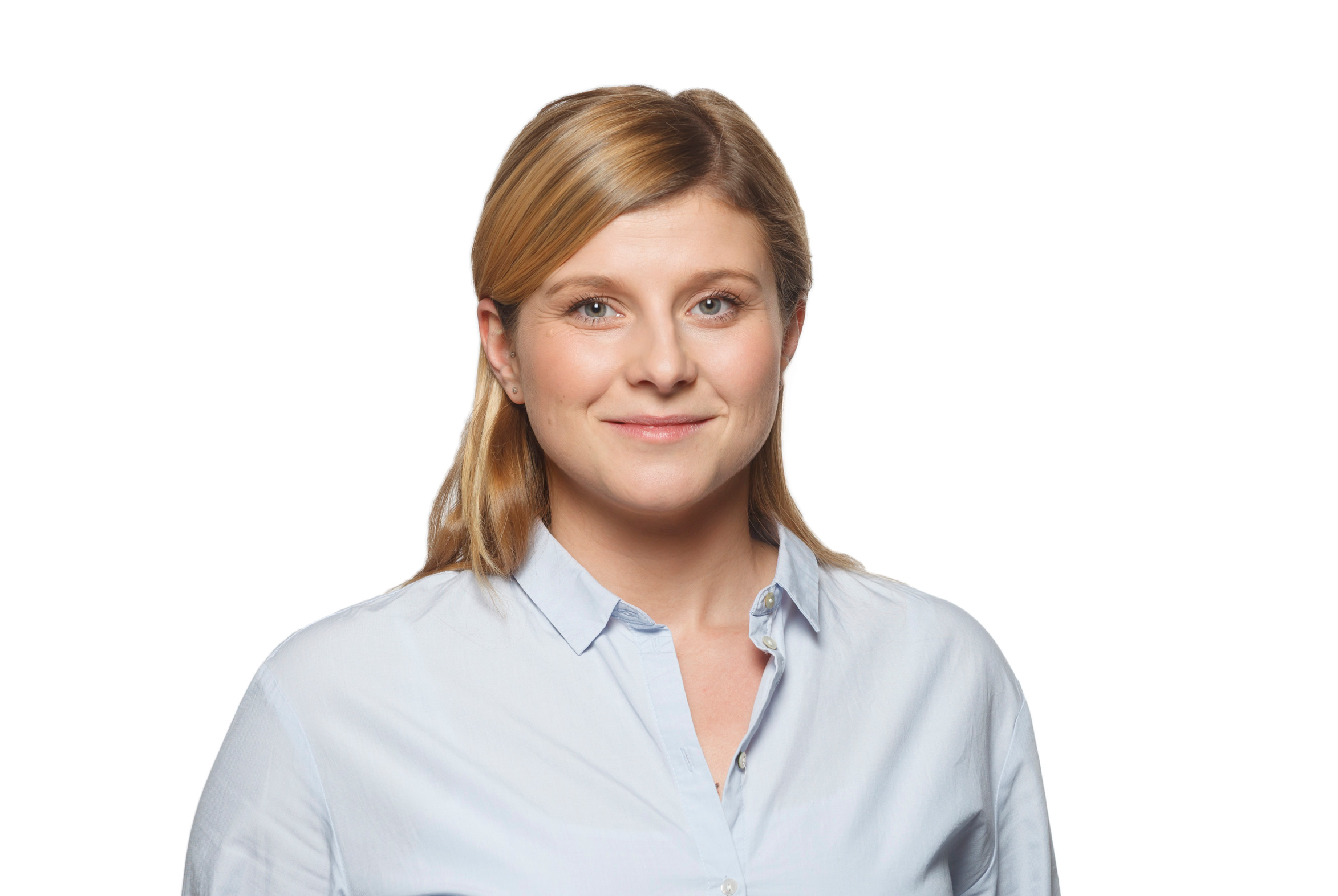 Ein Portrait einer Frau mit langen mittelblonden Haaren und einer hellblauen Bluse