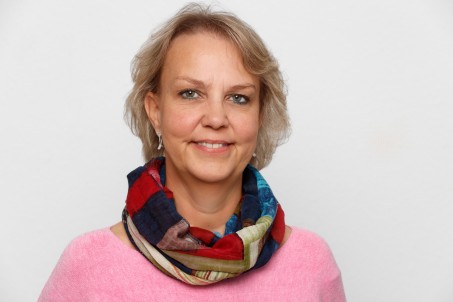 Michaela Roth lächelt in die Kamera.