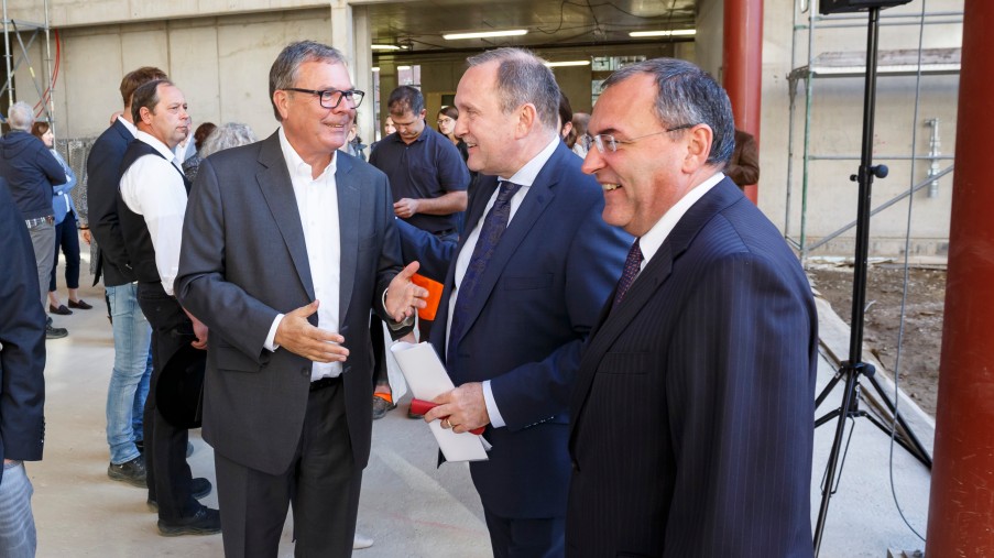 3 Männer in Anzügen die miteinander sprechen