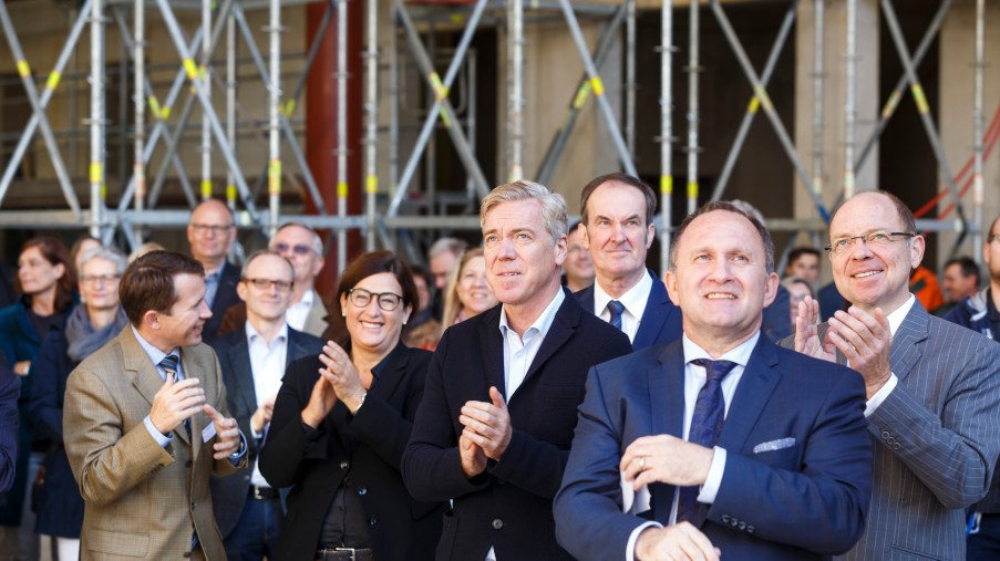 Einige Männer in Anzügen