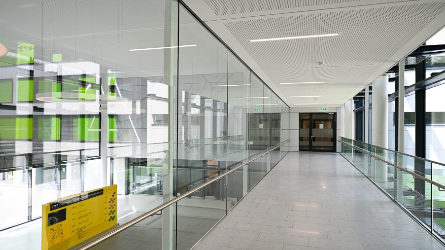 ein Übergang im Gebäude große Fenster 