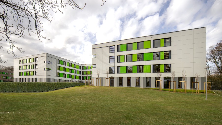 ein weißes Haus im grünen Akzenten