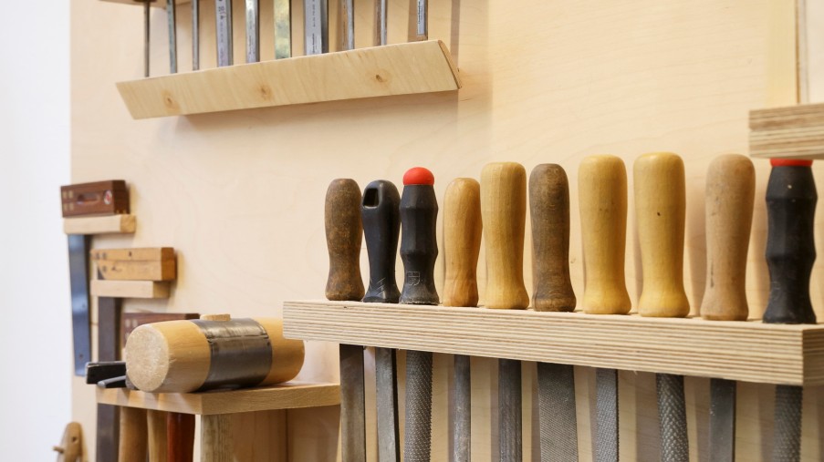 Viele Schraubendreher die an der Wand in einer Vorrichtung hängen