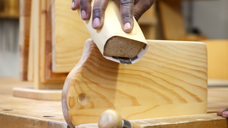 ein Frühstücksbrett wird von Hand gehobelt