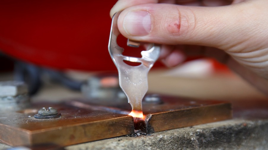 es wird etwas mit Heißkleber geklebt