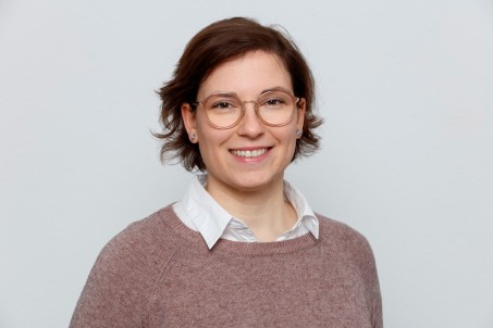 Melanie Braun lächelt in die Kamera.