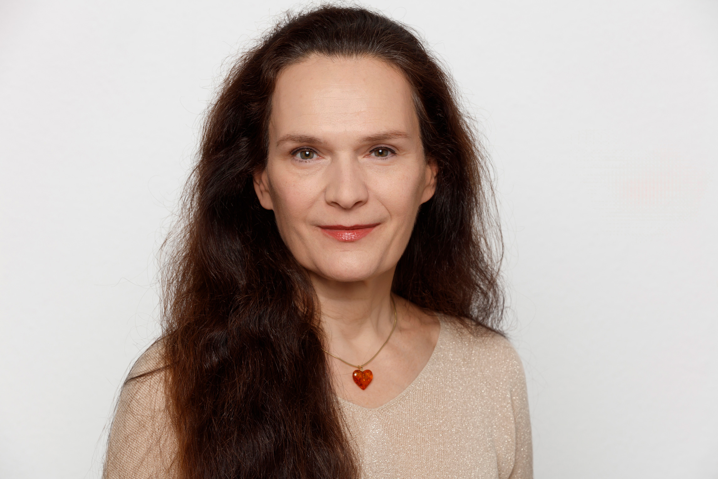 Dr. Neumann lächelt in die Kamera.