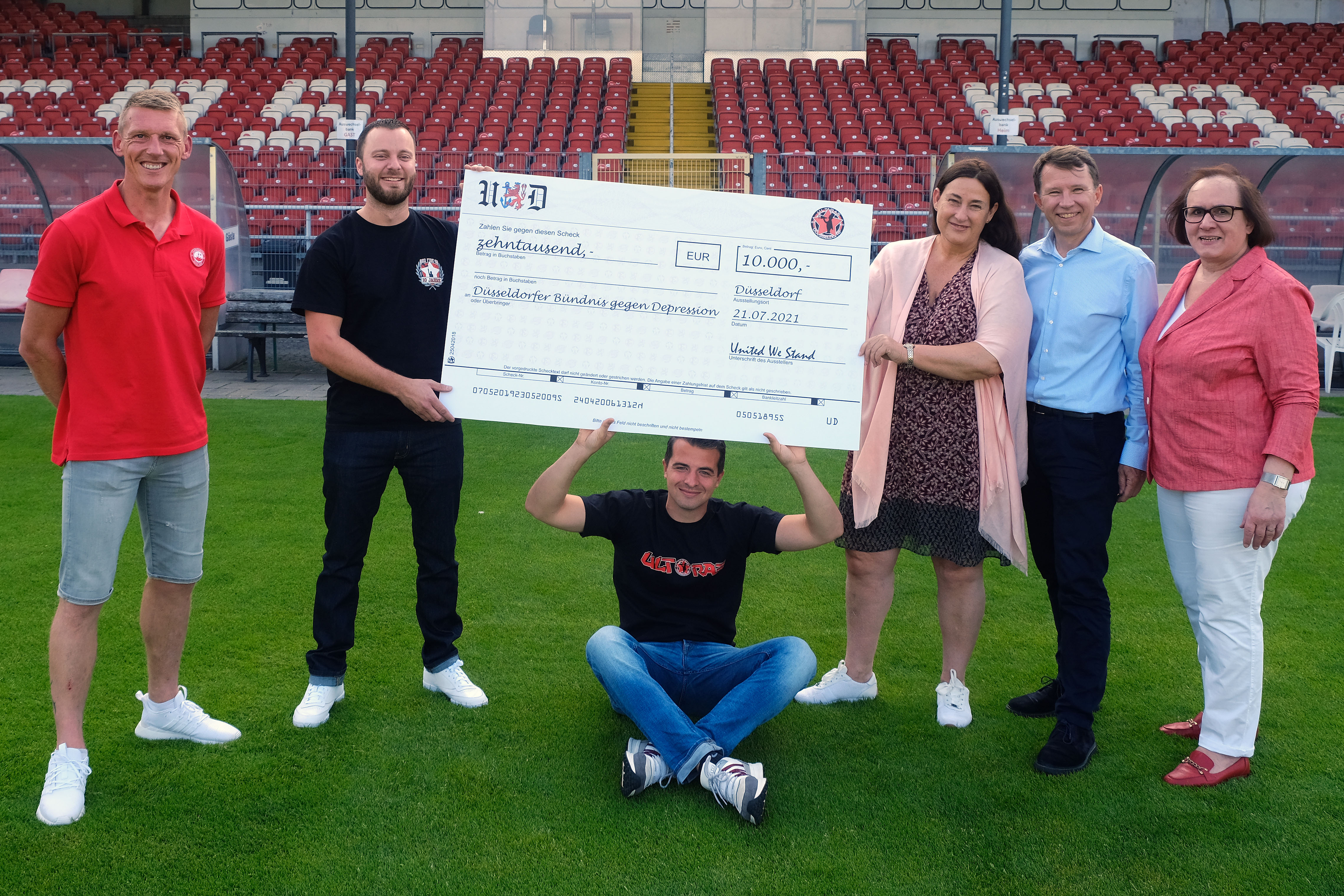 Scheckübergabe im Paul-Janes-Stadion