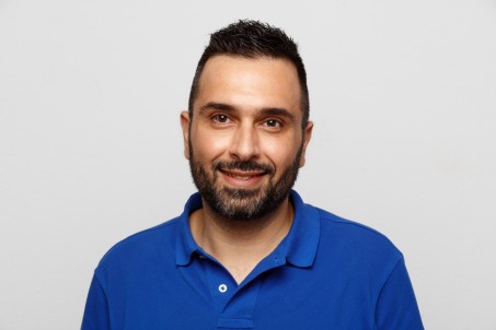 Porträt von Herrn Perikleous mit blauem Poloshirt