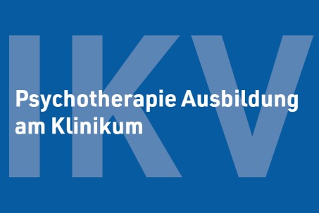 In hellblauer Schrift steht auf einem Blauen Hintergrund 