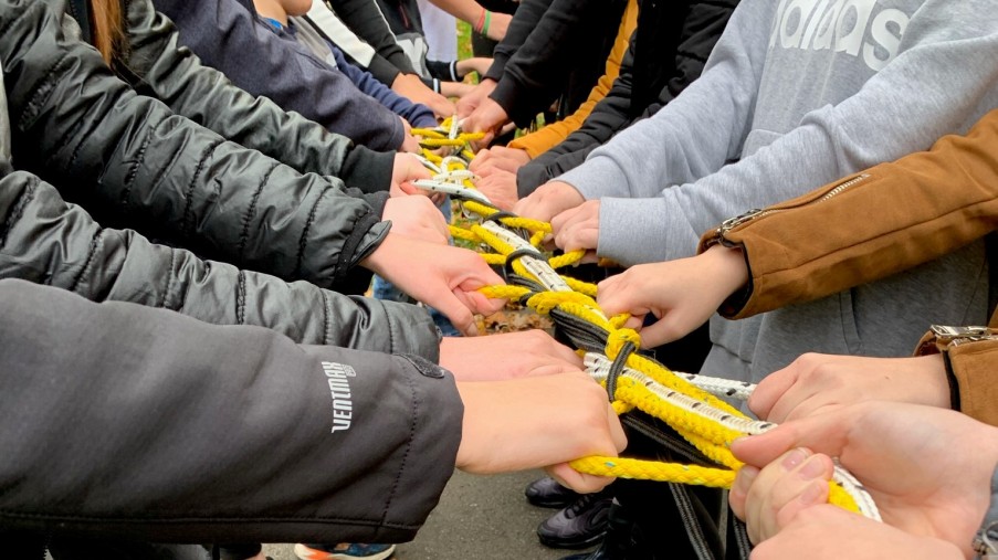 Hände die ein Seil halten