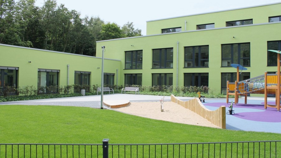 Blick auf den Spielplatz des Neubaus der Kinder- und Jugendpsychiatrie