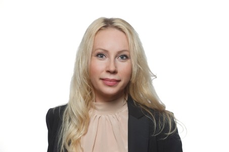 Portrait von Steffi Jertzimbeck mit rosa Bluse und schwarzer Jacke