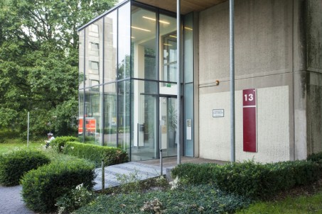 Foto: Gläserner Eingang zu Haus 13