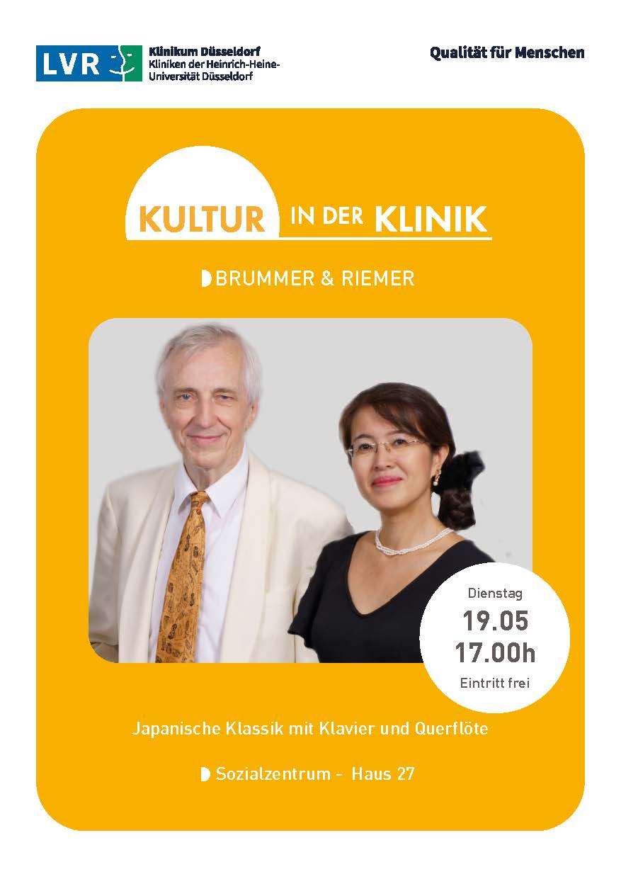 Auf dem bild ist eine junge japanische Frau in einem schwarzen Kleid und ein älter Herr in einem hellen Jacket zu sehen