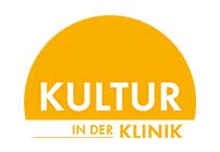 Logo von Kultur in der Klinik. Ein oranger Halbkreis in dem mit weißer Schrift "Kultur" steht und darunter in oranger Schrift "in der Klinik"