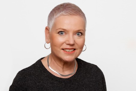 Porträt von Sabine Lange mit schwarzem Pullover. Sie lächelt in die Kamera.