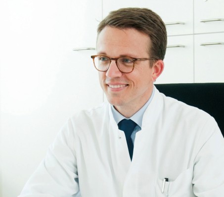 Portrait von Professor Dr. Schilbach mit einem weißen Kittel