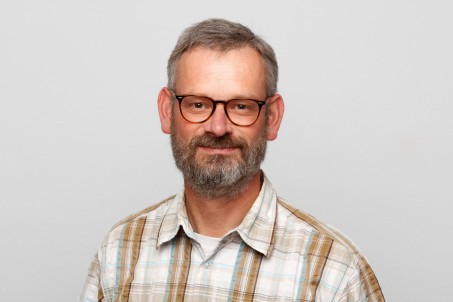 Porträt von Bernd Broehenhorst mit Brille und kariertem Hemd