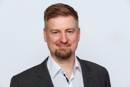 Porträt von Dr. Schneider mit Hemd und schwarzem Jacket