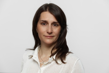 Aleksandra Siskovic Radomirovic trägt ein weißes Hemd und lächelt