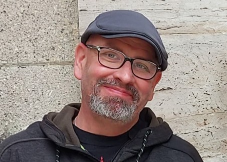 Mann mit Brille und Kappe 