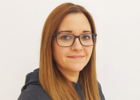 Porträt einer Frau mit langen Haaren und einer Brille