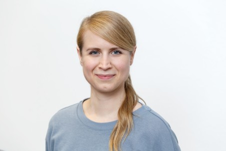 Porträt von Katharina Busch mit langen blonden Haaren und blauem Pullover