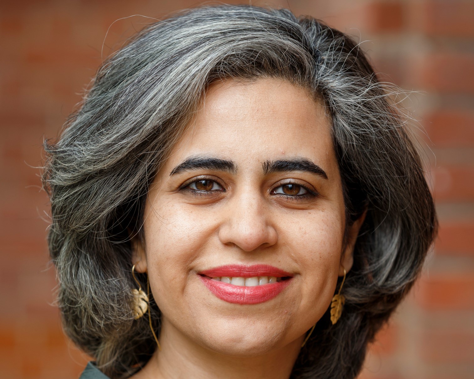 Porträt von Mojgan Ehsanifard. Sie lächelt in die Kamera.