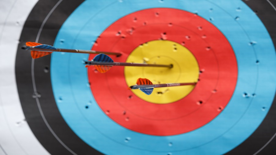 Zielscheibe mit drei Pfeilen