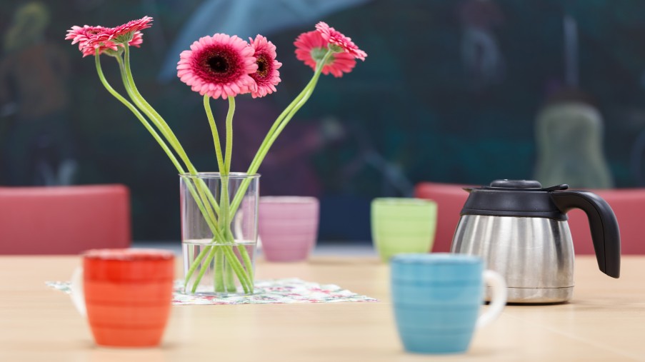 Blumen und Kaffeetassen auf einem Tisch