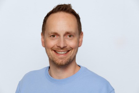 Porträt von Herrn Schumacher mit hellblauem Pullover