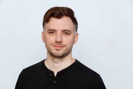 Porträt von Herrn Sydlik mit schwarzem Hemd