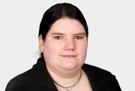 Porträt von Frau Winning mit dunklen Haaren und schwarzer Bluse