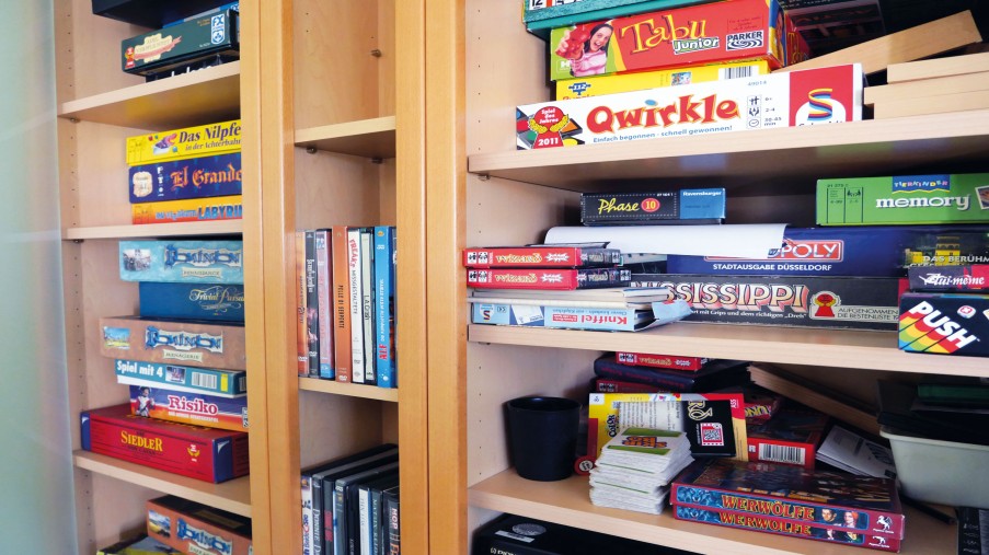 Regal mit verschiedenen Gesellschaftsspielen