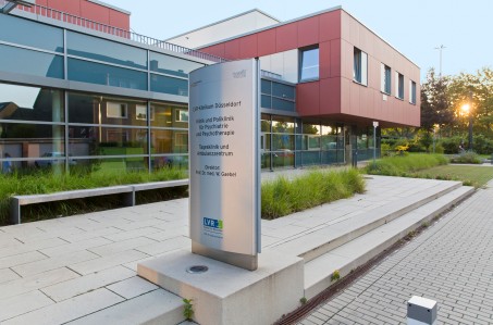 Bild von einem Haus mit Schild davor. Tagesklinisches Zentrum TAZ